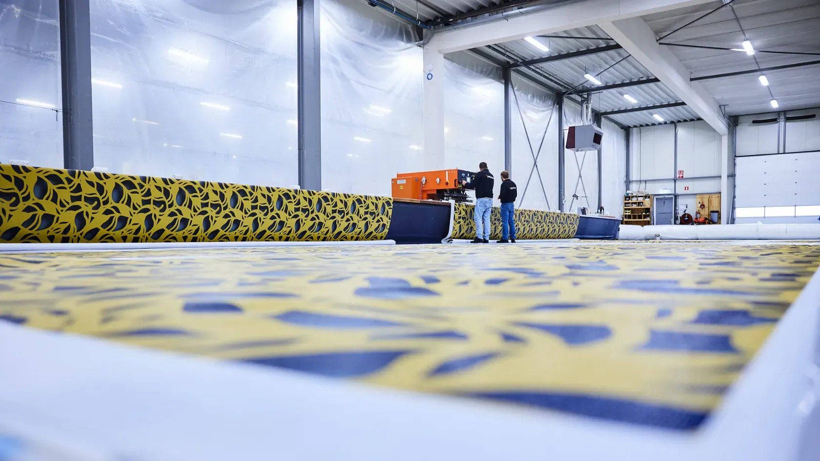 Lassen van geprint technisch textiel in productiefaciliteit in Steenwijk - Polyned